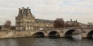 Pohled přes Pont Royal na Musée du Louvre